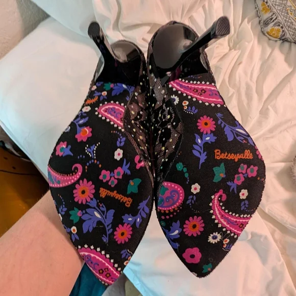 Betsey Johnson Black Lace Pointed-Toe High Heels Sz 8 - Picture 2 of 7